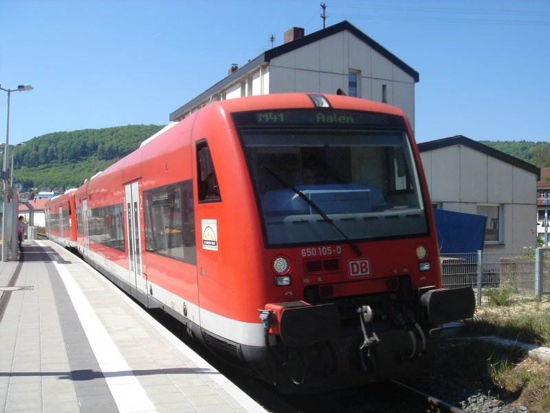 Die Br.650 105-0 im Bahnhof Oberkochen. Auf dem Zug stand dran - M42 nach Aalen - war sehr wahrscheinlich ein Schreibfehler eigentlich msste da RE nach Aalen stehen und nich M41...naja.
Aufgenommen am 30.04.07 in Oberkochen