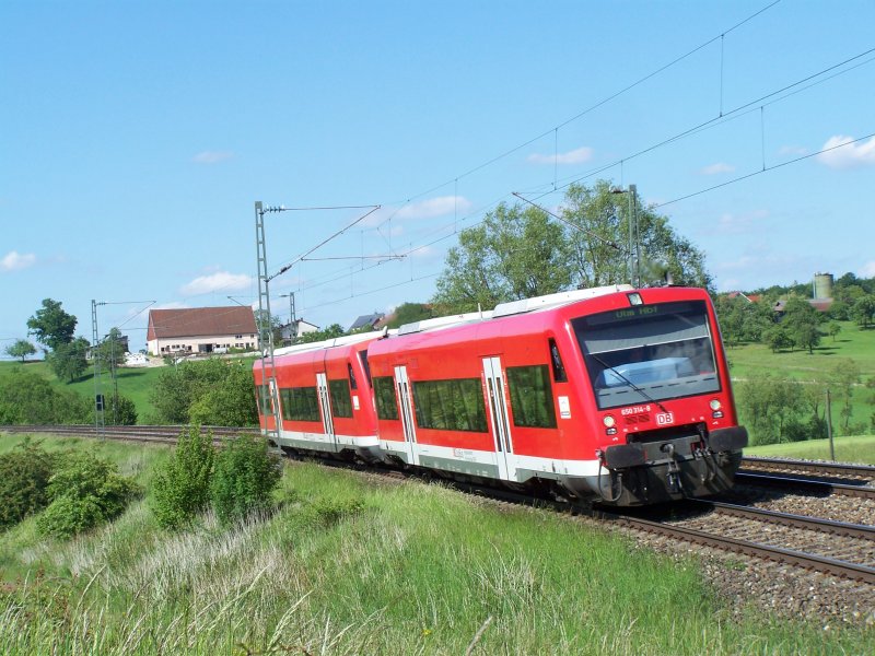 Die Br.650 314-8 fuhr am 18.05.07 als RE-Zug nach Ulm Hbf, hier hinter dem Bahnhof Goldshfe.