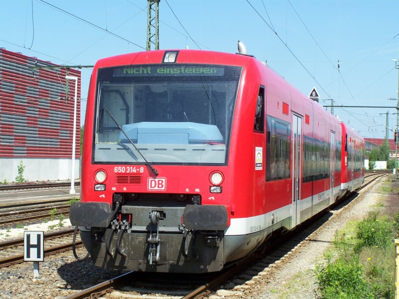 Die Br.650 314-8 wurde am 19.05.07 am Ende des Gleis 4 im Bahnhof Aalen abgestellt (laufender Motor) nach ca. 30 Minuten wurde dieser Zug dan von einem anderen Lokfhrer nach Ulm Hbf gebracht.