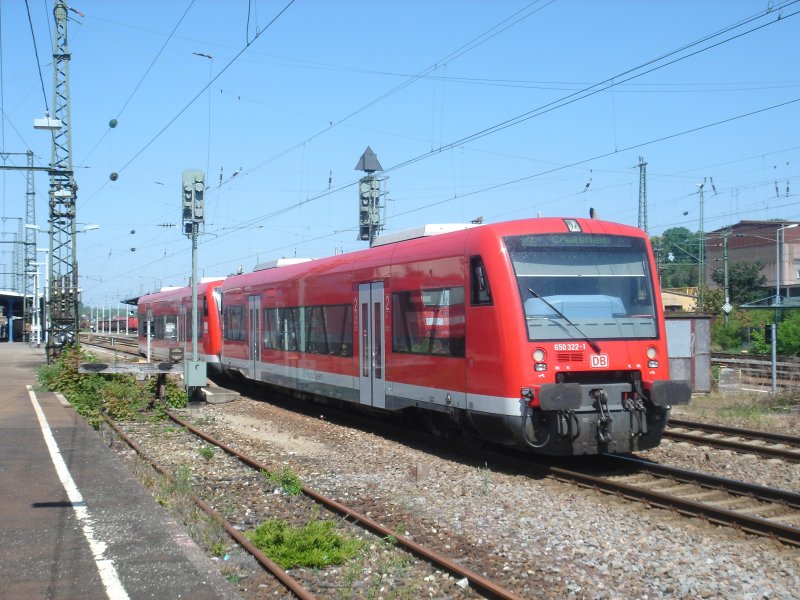 Die Br.650 322-1 bei der Einfahrt im Aalener Bahnhof, dieser RE-Zug fuhr nach Crailsheim weiter. Foto: Aalen am 30.04.07