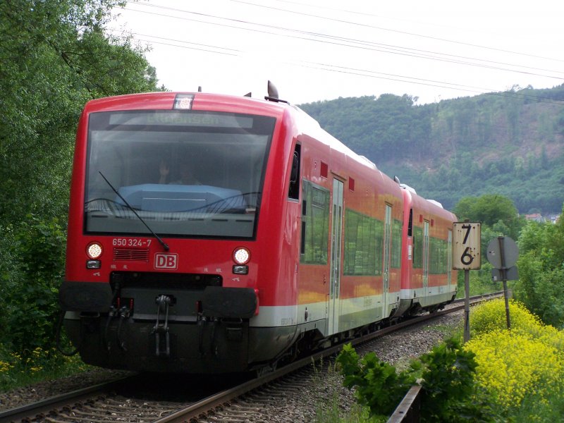 Die Br.650 324-7 fuhr am 25.05.07 von Ulm Hbf nach Ellwangen. Hier hinter dem Bahnhof Oberkochen. Nchster Halt war Aalen-Unterkochen.  
(Gru noch an den Lokfhrer fr´s Winken)   ;)