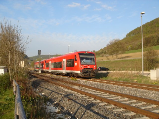 Die Br.650 fuhr am 18.04.07 auf der Brenzbahn, hier als RE von Ellwangen nach Ulm. Gerade verlsst dieser Zug den Bahnhof von Oberkochen nachdem die Zugkreuzung statt gefungen hatte.