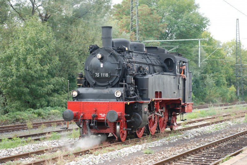 Die BR75 1118 beim Umsetzten im Bahnhof Gppingen. Die Lok zieht am Mrklin-Wochenende den Pendelzug zwischen Plochingen und Gppingen.