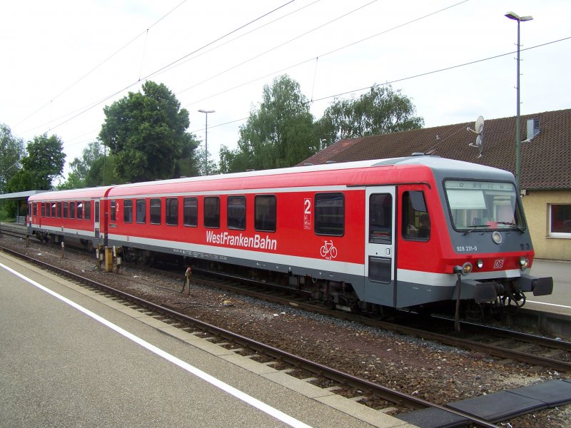 Die Br.928 231-0  WestFrankenBahn  im Bahnhof Crailsheim. Aufgenommen am 31.Mai.07