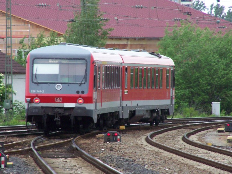 Die Br.928 348-2 fuhr am 12.05.07 als RE nach Ellwangen. Hier bei der Ausfahrt des Bahnhofs Aalen.