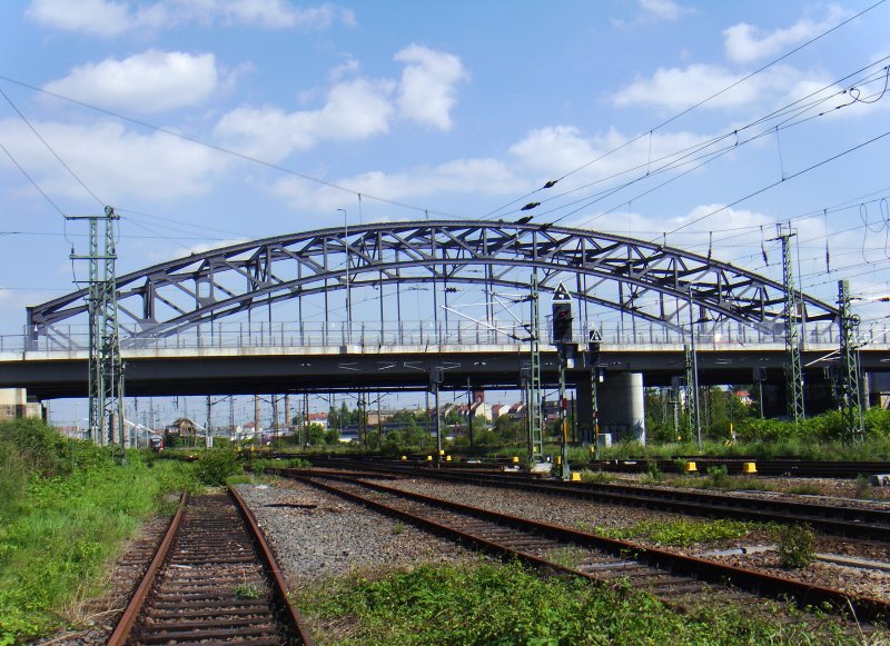 Die Brandenburger Br�cke in Leipzig �berspannt die Bahnstrecken Richtung Zwickau, Plauen, Chemnitz und Dresden.