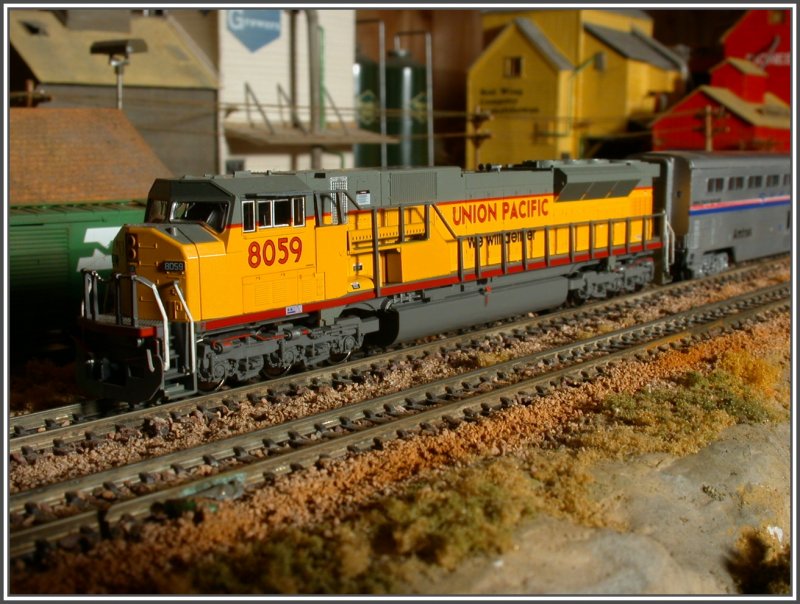 Die brandneue SD 90MAC 8059 der Union Pacific ersetzt heute eine defekte Amtrak Lok. (09.12.2007) Modell:Kato