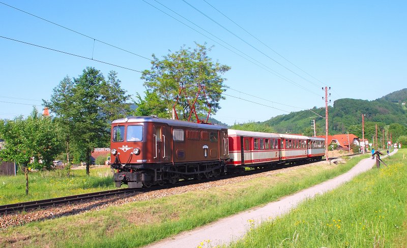 Die braun lackierte 1099 007 brachte am 17.5.2009 einen Regionalzug nach Mariazell. Hier kurz nach der Ausfahrt von Kirchberg an der Pielach.