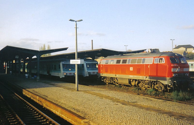 Die Braunschweiger 218 252-5 setzte sich am 02.11.1998 vor den Steuerwagen der RB nach Magdeburg. Daneben der RE nach Dessau. Ebenfalls bespannt mit 218. Das Bild endstannt im Bahnhof Aschersleben.