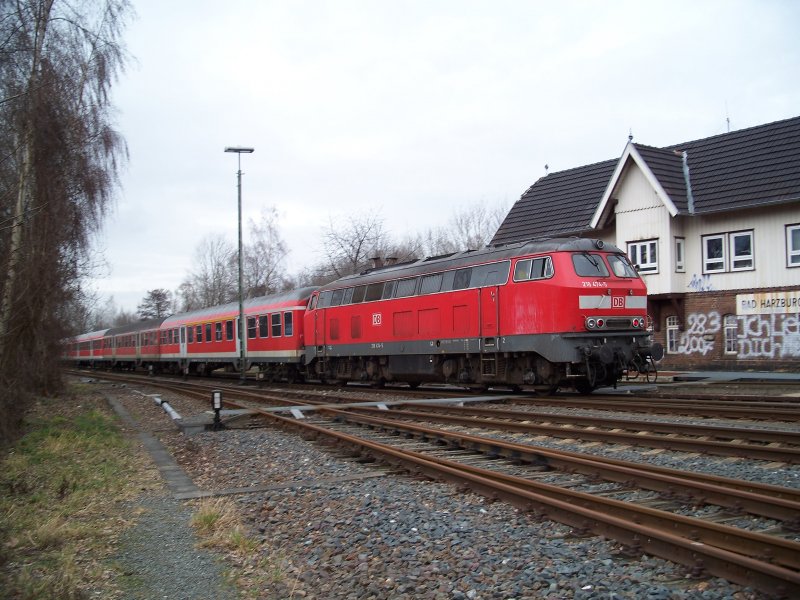 Die Braunschweiger 218 274 drckt den RE von Bad Harzburg nach Hannover aus dem Bad Harzburger Bahnhof heraus (25.1.2008)