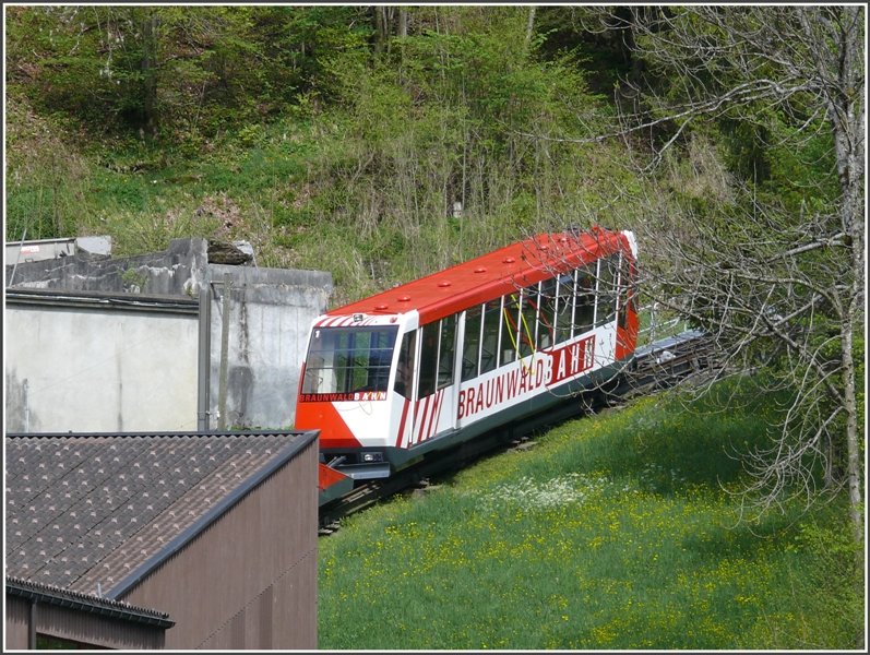 Die BrB verbindet das hintere Glarnerland ab Linthal Braunwaldbahn mit dem autofreien Kurort Braunwald. (04.05.2008)