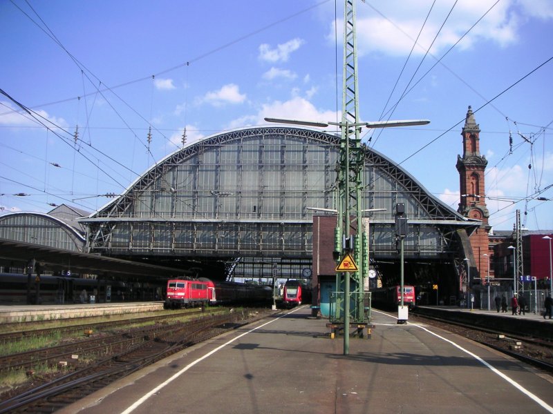 Die Bremer Bahnsteighalle am 8.6.2007. An Gleis 1 Steht eine RB nach Oldenburg, an Gleis 3 ein RE nach Hannover, an Gleis 5 ein RE nach Bremen-Vegesack und an Gleis 6 ein ICE nach Mnchen.