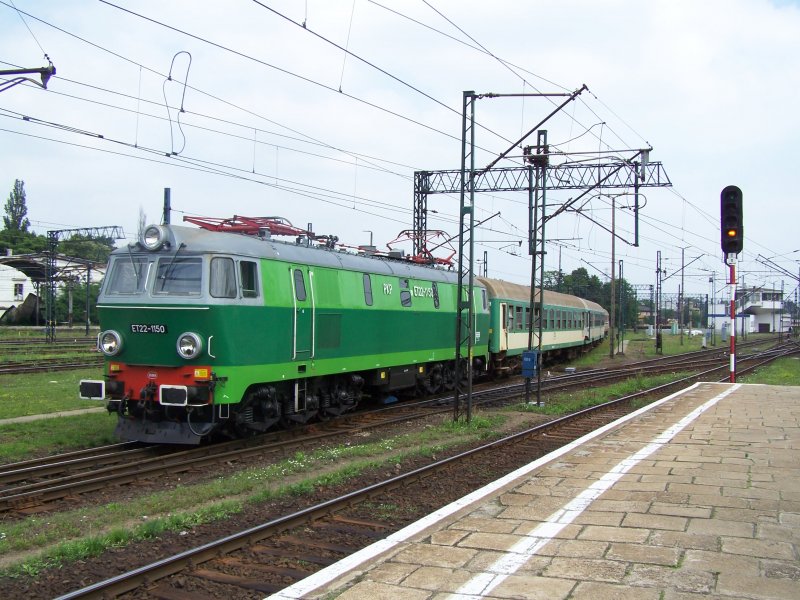 Die Br.ET22-1150 wurde am 06.06.07 Zur fahrt nach Grlitz Hbf bereitgestellt, hier fuhr sie auf ihr Abfahrtsgleis des Bahnhofs Wroclaw(Breslau Hbf).