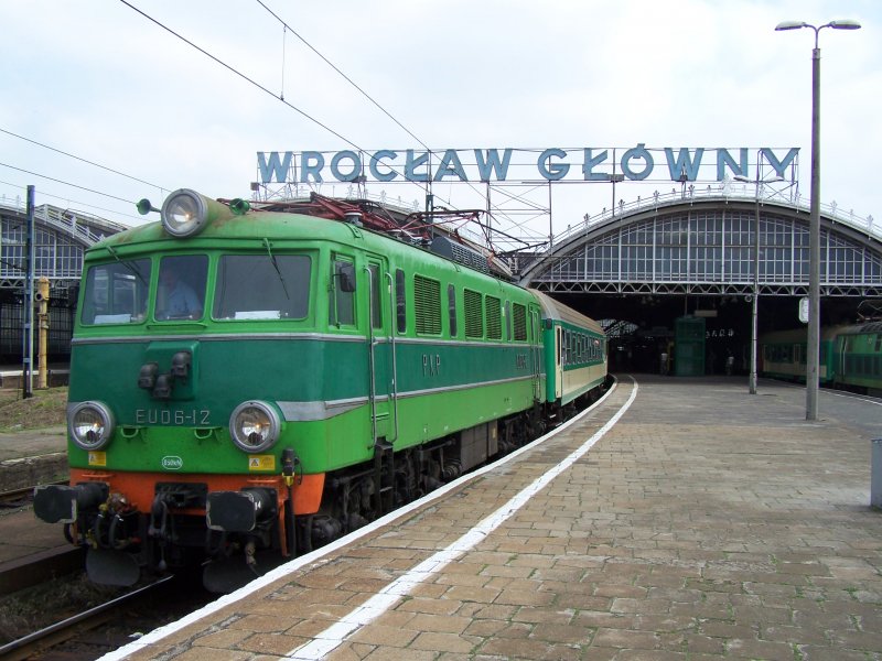 Die Br.EU06-12 mit einem Schnellzug richtung Stettin Hbf im Bahnhof Wroclaw(Breslau Hbf). Aufgenommen am 06.06.07