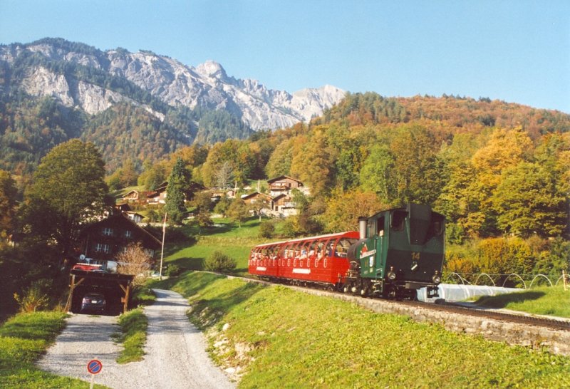 Die Brienz-Rothorn-Bahn auf ihrem ersten Streckenkilometer in Brienz. Im Bild ein talwrts fahrender Dampfzug mit der lgefeuerten Dampflok Nr. 14, Baujahr 1996. Aufgenommen am spten Nachmittag des 15. Oktober 2006.