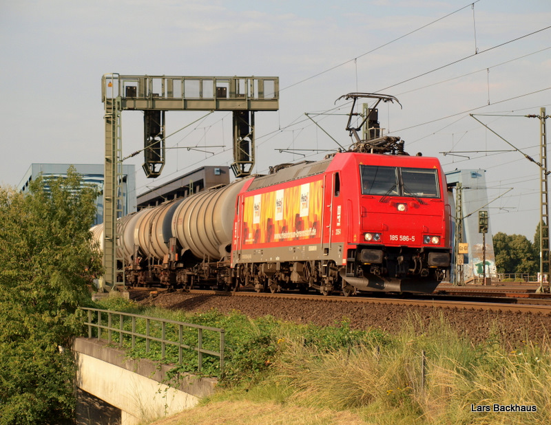 Die Brikett-Lok der HGK! 185 586-5  Heizprofi  ist am 20.08.09 mit einem ler von der Hhen Schaar bei den Sderelbbrcken Richtung Sden unterwegs.