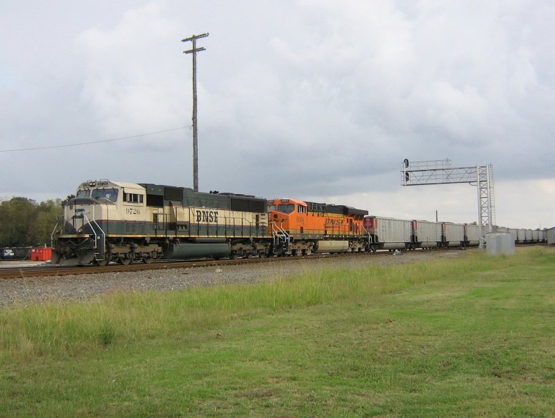 Die BSNF Loks 9762 und 6064 (dieses Lok trgt bereits das neue BNSF Logo) mit einem Gterzug am 21.11.2007 in Sealy (bei Houston, Texas).