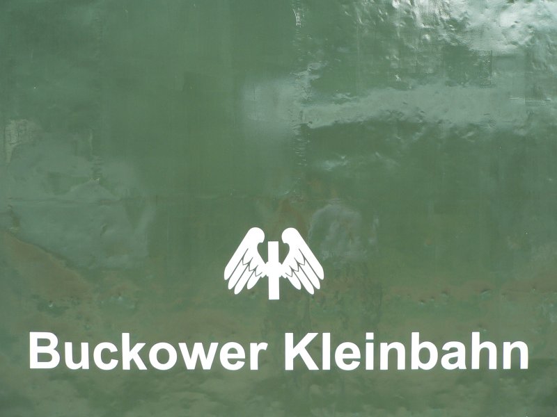 Die Buckower Kleinbahn hat ein schickes Logo auf einem Schlafwagen in ihrem Besitz angebracht. 2005