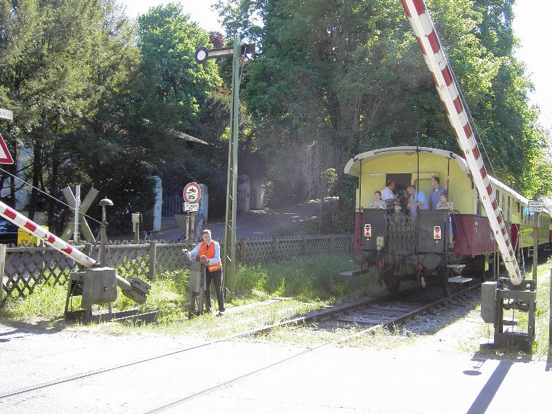 Die B�-Sicherung muss vom Zug-Personal erledigt werden. Es soll schon vorgekommen sein, dass der Zug hinter dem B� nicht wieder angehalten und den armen Mann vergessen hat. Diesmal ging alles gut! Aber bis Mitte Oktober besteht an jedem Sonn- und Feiertag 3 Mal t�glich die M�glichkeit, ihn doch noch dumm dastehen zu lassen ...