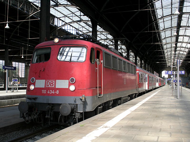 Die Bgelfalte 110 434-8 wartet mit einem Regionalexpress auf die Abfahrt in Wiesbaden Hauptbahnhof.
(30.08.2007)