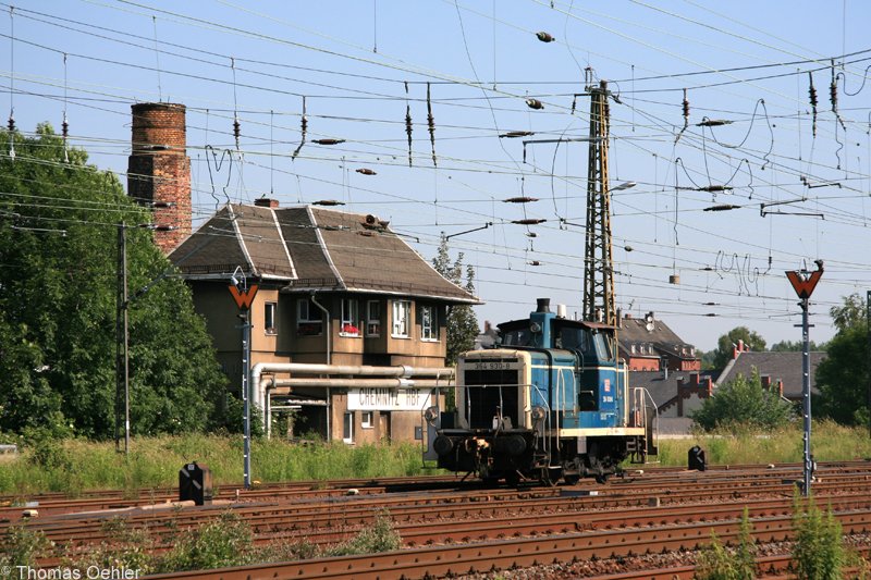 Die bundesbahnblaue 364 390 rangiert am 08.06.07 in Chemnitz Hbf und fhrt hier gerade am Stellwerk 1 vorbei.