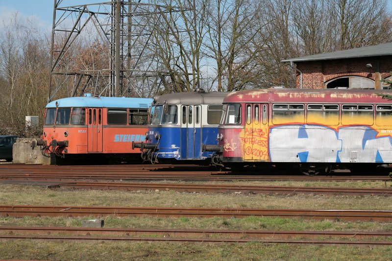 Die bunten Triebwagen der WEMEG stehen in der Frhlingssonne vor dem Lokschuppen in Ludwigslust. 18.03.2009
