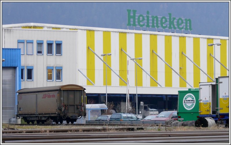 Die Calanda Bru Chur, nun zu Heineken gehrend, betreibt neben dem Bahnhof Felsberg ein Verteillager mit Gleisanschluss in Normal- und Schmalspur mittels Dreischienengleis. (14.12.2007)
