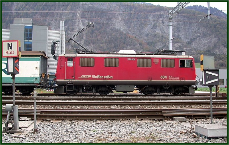 Die Calanda zwischen zwei Dreischienenweichenlaternen in Untervaz. (09.11.2006)