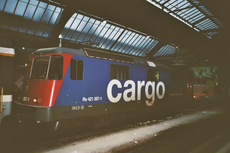 Die Cargo 421 397-1 steht am 12.10.03 im Bahnhof Zrich