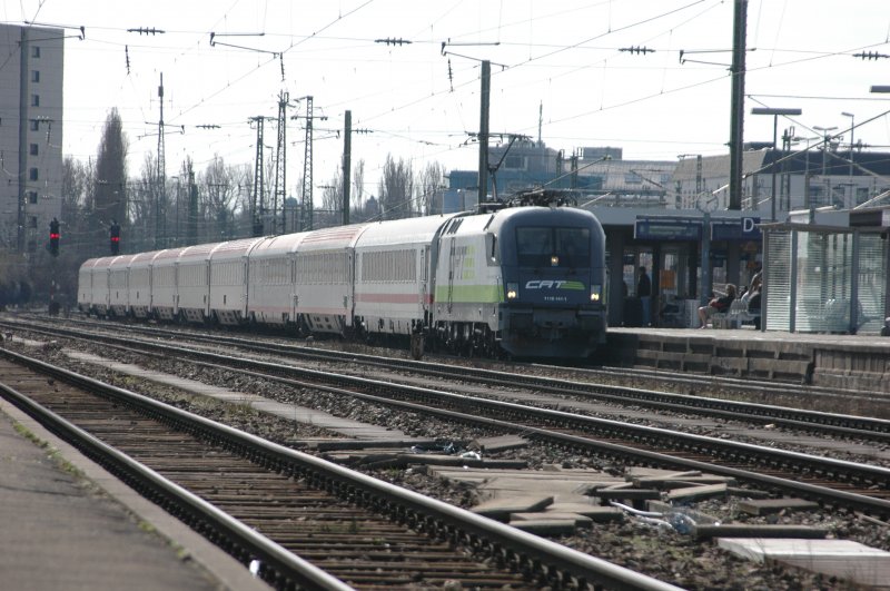 Die Catze mit dem Ec 115 und +30 nach Klagenfurt Hbf am 15.03.08 bei der Durchfahrt im M�nchner Ostbahnhof