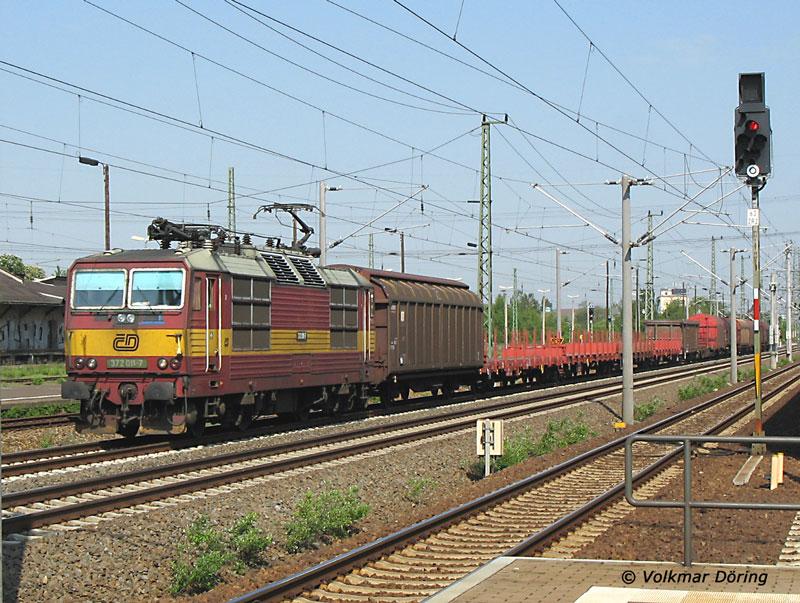 Die CD-Lok 372 011 hat in Dresden-Friedrichstadt einen Gterzug bernommen und bringt ihn nach Tschechien - Heidenau,12.05.2006

