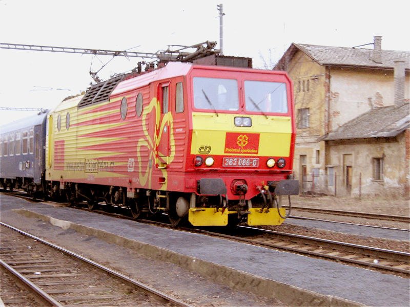 Die CD Werbelok 363 086 rauscht mit ´nem Affenzahn durch den Bahnhof Klasterec nad Ori, 02.02.08