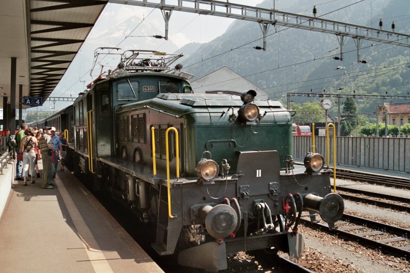 Die Ce 6/8 14305 ist hier bereits an den Extrazug gekoppelt kurz daruaf kam auch noch die Be 6/8 133 dazu. In Doppeltraktion gings dann in Richting Arth-Goldau.
Erstfeld, 1. Juli 2006