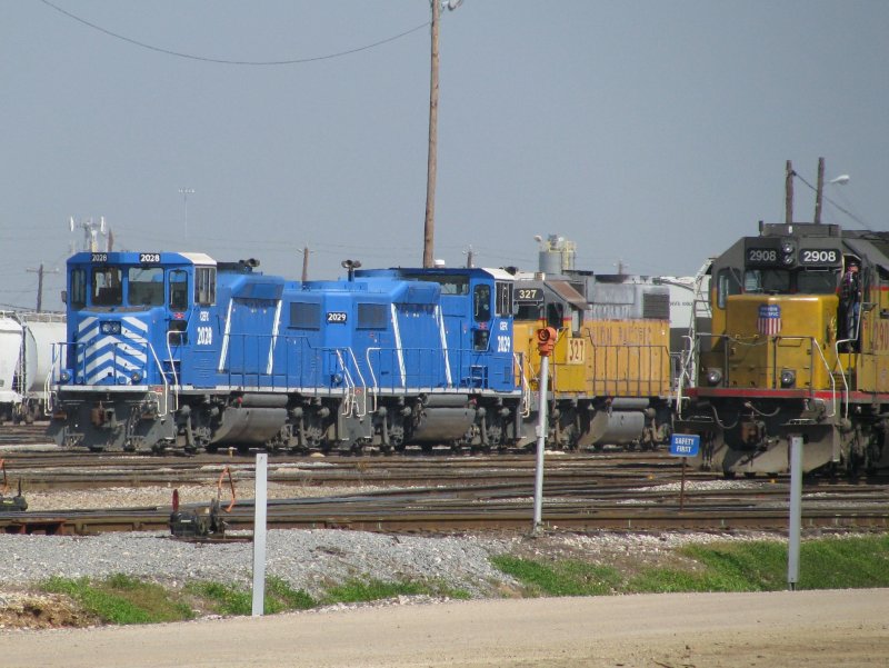 Die CEFX Loks 2028 und 2029 sowie die UP Lok 327 bespannen am 23.2.2008 einen Gterzug. Rechts ist UP 2908 zu sehen. Aufgenommen auf einem Rangierbahnhof in Houston (Texas).