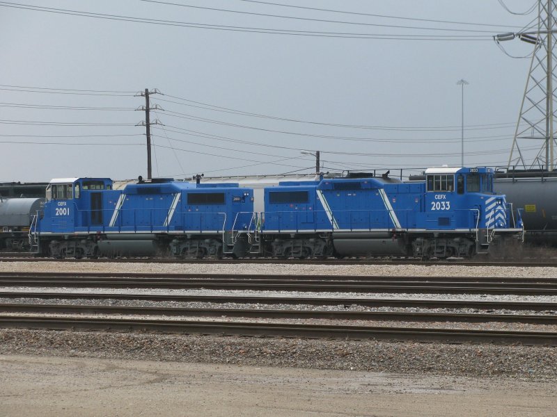 Die CEFX Loks 2033 und 2001 sind am 21.2.2008 in Houston (Texas) abgestellt.