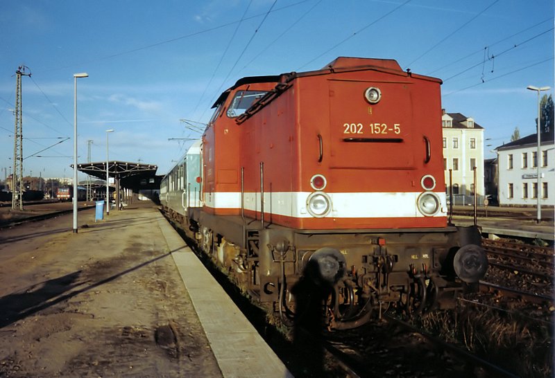 Die Chemnitzer 202 152-2. Hier stand sie auf Gleis 4 in Freiberg(Sachs) mit RB 8445 nach Holzhau. Der Zug bestand aus einem Bbd499 und einem Bom280.