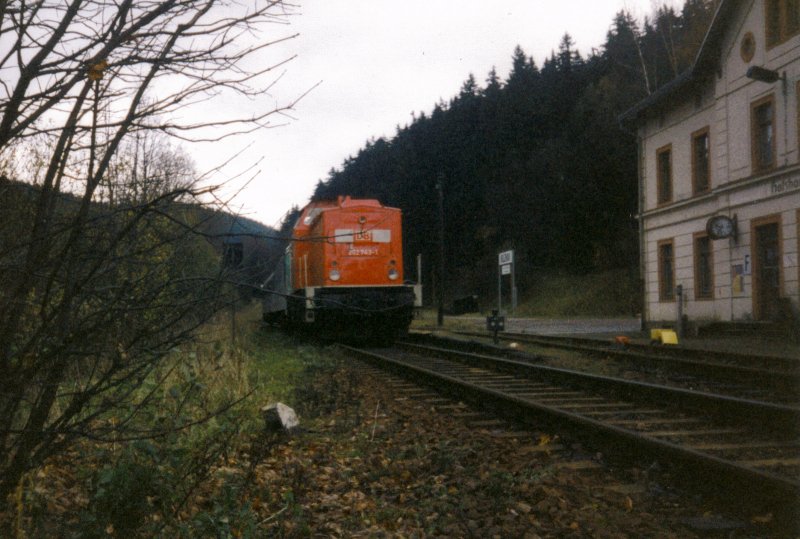 Die Chemnitzer 202 743-1 war eine der ersten Loks ihrer Reihe in Verkehrsrot. Hier im November 1998 mit RB15606 (Holzau-Freiberg)auf dem Bahnhof Holzau(Erz.).