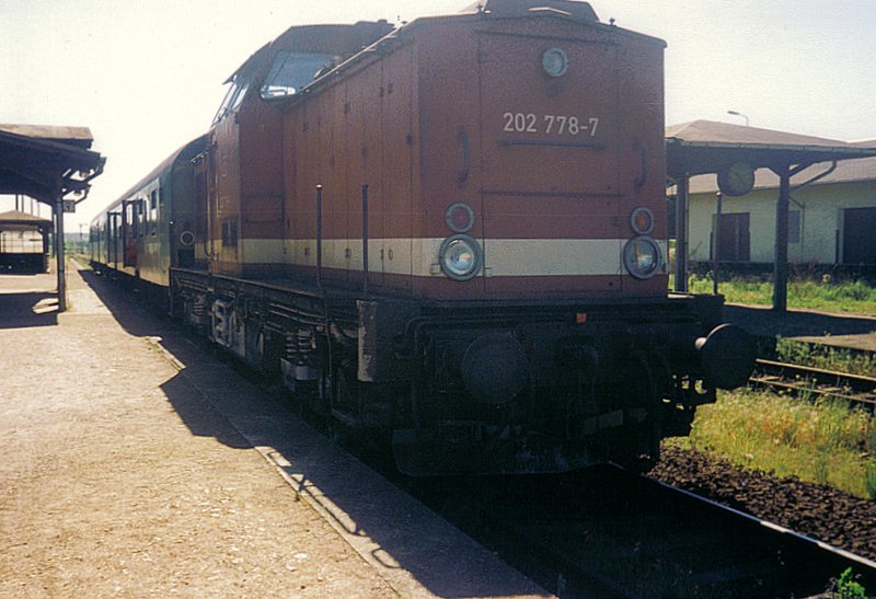 Die Chemnitzer 202 778-7 stand mit RB 27520 Meien-Leipzig Hbf im Bahnhof Grobothen. Hier im Mai 2000.