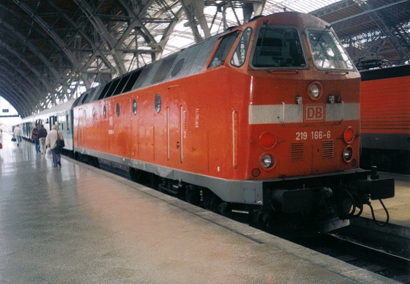 Die Chemnitzer 219 166-6 mit RE17247 nach Bad Brambach im Leipziger Hbf. Bild von Mai 2000. (eingescannt)