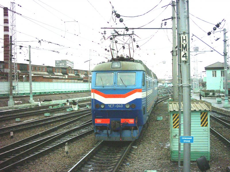 Die ChS7 040 bei rangieren im Belorussischen Bahnhof in Moskau
