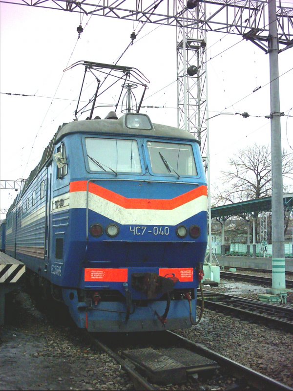 die ChS7 o4o mit dem Zug nach Belgrad im Belorussischen Bahnhof in Moskau