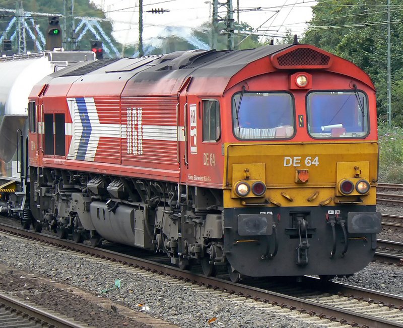 Die Class 66 DE64 bei der Durchfahrt mit einem Kesselzug in Kln West am 3.8.09.
