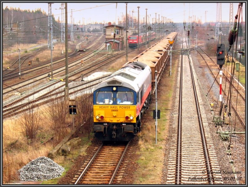 Die Class66 mit Nr. 29003 passiert gerade aus dem Kieswerk Mhlberg/Elbe kommend den Bf Falkenberg/Elster. 05.02.07 
Frage zum Bild: Welcher Firma gehrt dieses Schienentransportgert? Seitenanschrift lautet: F=ma. Danke fr die Antwort!