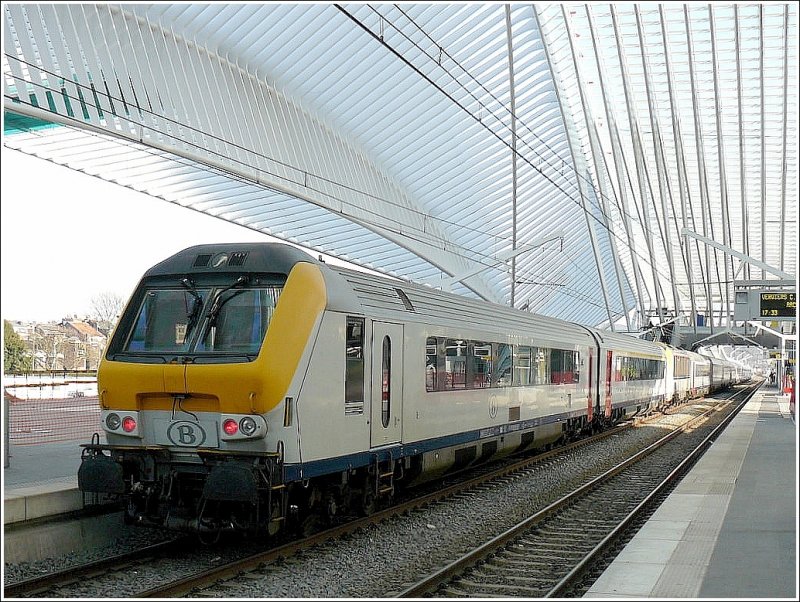 Die  composition dromadaire , bestehend aus I 11 Wagen und einer Lok der BR 13 in der Mitte, wartet am 30.03.09 auf die Abfahrt nach Vis/Maastricht unter dem imposanten Dach des Bahnhofs Lige Guillemins. (Hans)