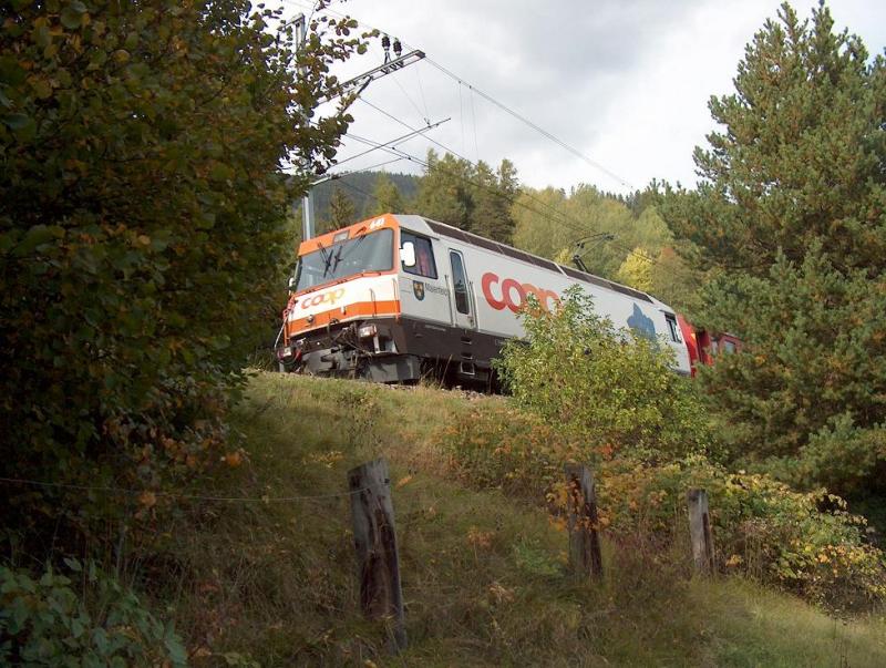 Die  COOP - Eloc 641 in Herbstlandschaft zwischen dem Landwasserviadukt und Alvaneu am 8. Oktober 2004