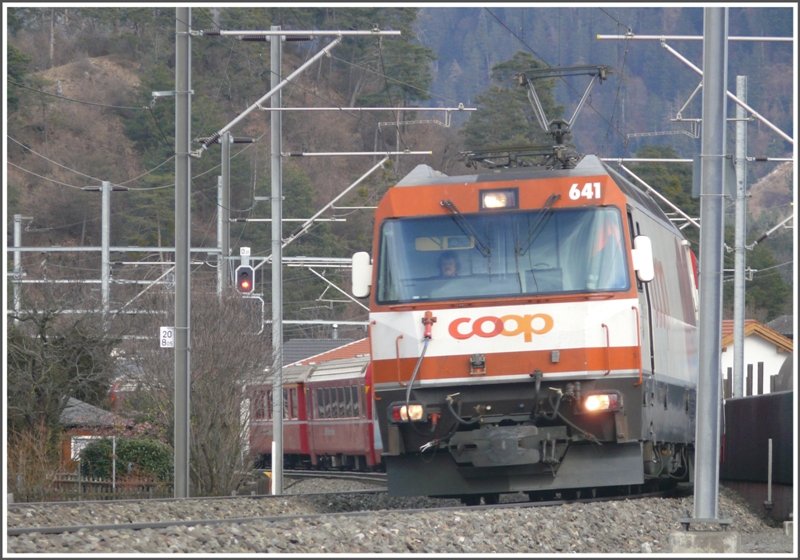 Die Coop Lok 641  Maienfeld  legt sich mit dem GlacierExpress nach St.Moritz bei Domat/Ems in die Kurve. (09.03.2009)