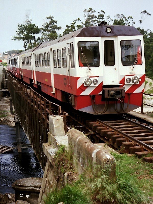 Die CP-Triebzge 9618+9610+9608 berqueren im Schritttempo die alte Brcke ber den Rio Ave bei Vila do Conde nrdlich von Porto (13. Mai 1988). Die Stahlkonstruktion wurde 1875 errichtet. Eine neue Brcke ist links daneben (nicht im Bild) bereits im Bau.