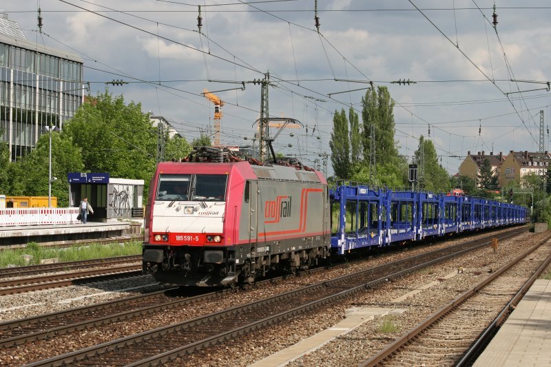 Die Crossrail Lok 185 591 mit einem leeren Autozug am 27.05.2009 am Heimeranplatz in Mnchen.