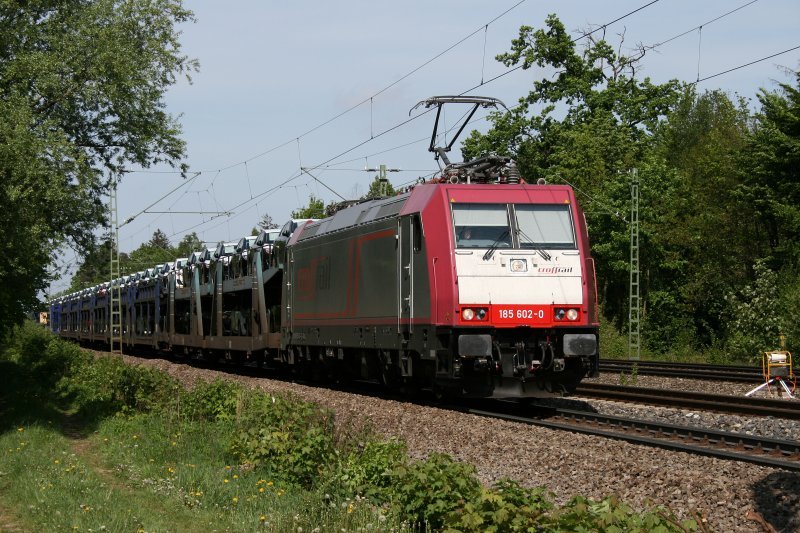 Die Crossrail Lok 185 602 mit einem Autozug am 09.05.2009 in Haar (bei Mnchen). Gru an den Tf!