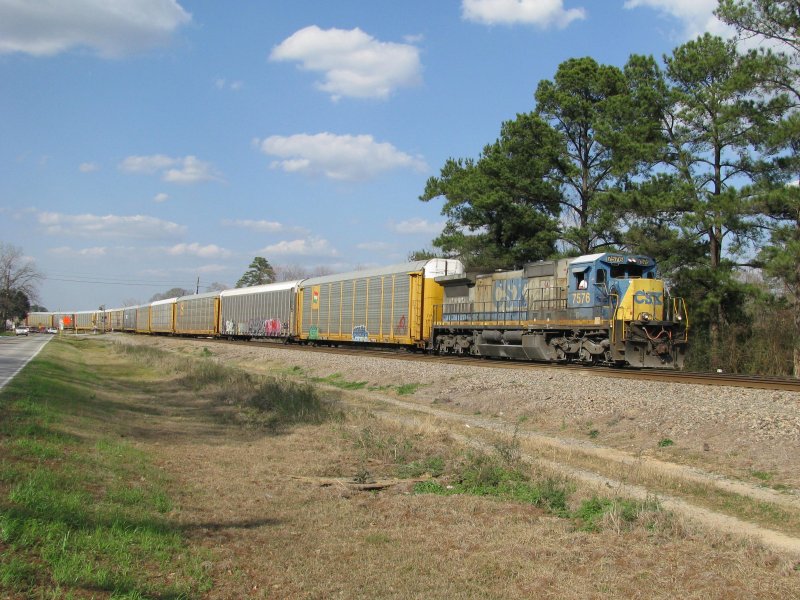 Die CSX Lok 7576 ist mit 25 Autotransportwagen am 10.2.2008 bei Spring (bei Houston, Texas) unterwegs.